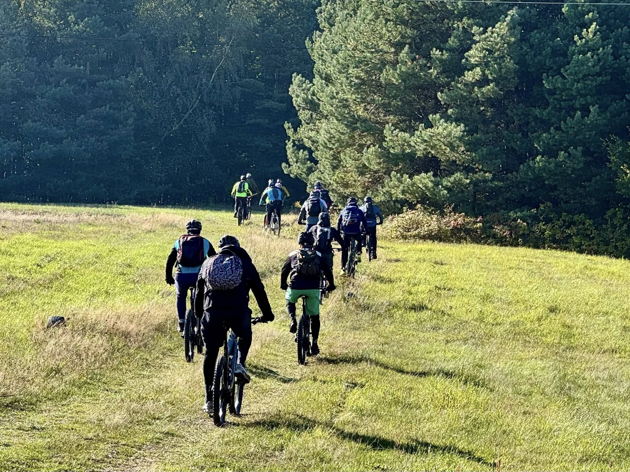 Grupa na wyprawie rowerowej po Jurze